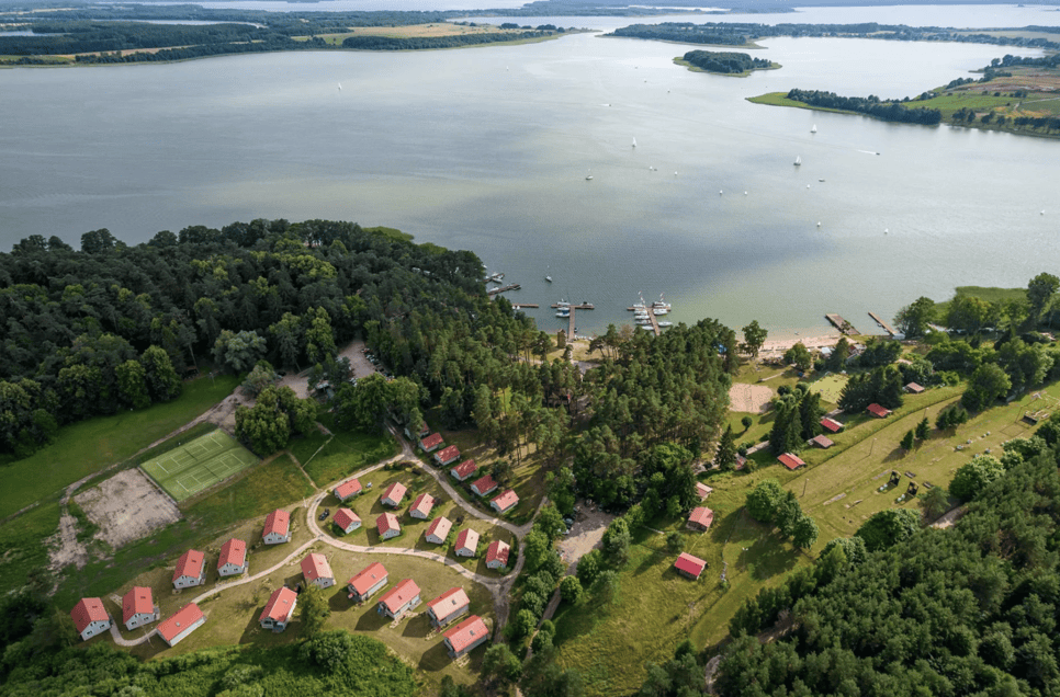 Domki na Mazurach poza sezonem – dlaczego jesień i wiosna mogą być lepsze niż wakacje?